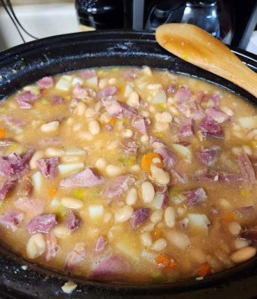 GREAT NORTHERN BEANS IN THE CROCKPOT